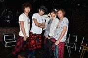 「RX-RECORDS Presents RX-NIGHT Vol.7」終演後のオフショット。左からKENNY(SPiCYSOL)、Shun(TOTALFAT)、金井政人(BIGMAMA)、AKUN(SPiCYSOL)。(Photo by AZUSA TAKADA)