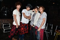 「RX-RECORDS Presents RX-NIGHT Vol.7」終演後のオフショット。左からKENNY（SPiCYSOL）、Shun（TOTALFAT）、金井政人（BIGMAMA）、AKUN（SPiCYSOL）。（Photo by AZUSA TAKADA）