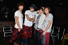 「RX-RECORDS Presents RX-NIGHT Vol.7」終演後のオフショット。左からKENNY（SPiCYSOL）、Shun（TOTALFAT）、金井政人（BIGMAMA）、AKUN（SPiCYSOL）。（Photo by AZUSA TAKADA）
