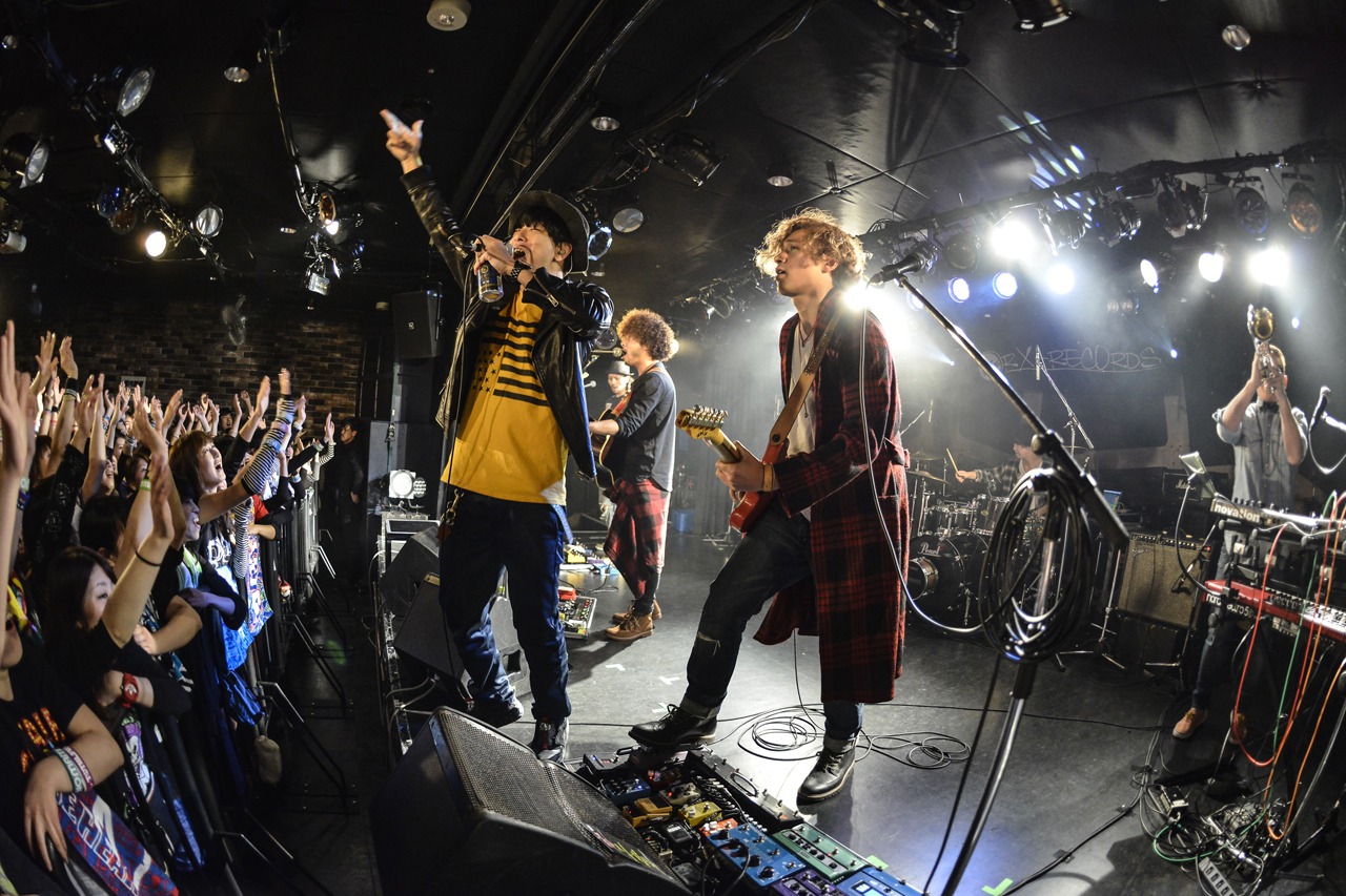 SPiCYSOLとShunによるコラボパフォーマンスの様子。（Photo by AZUSA TAKADA）