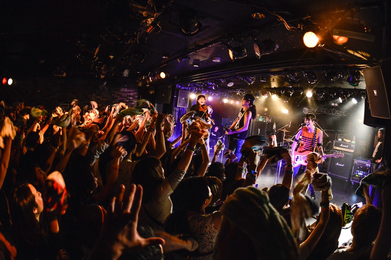 TOTALFATと東出真緒（BIGMAMA）によるコラボパフォーマンスの様子。（Photo by AZUSA TAKADA）