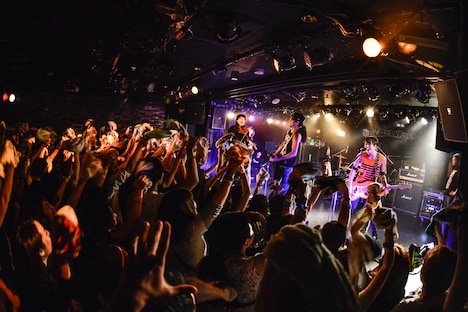 TOTALFATと東出真緒(BIGMAMA)によるコラボパフォーマンスの様子。(Photo by AZUSA TAKADA)