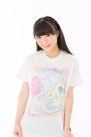 せきやゆりえ「かわいい禁止!!」Tシャツを着用した的場華鈴。