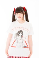 岸田メル「俺も美少女になりたい」Tシャツを着用した大塚望由。