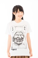 まん○画太郎「DDころす」Tシャツを着用した奥村野乃花。