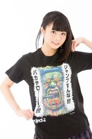 まん○画太郎「ジャンプすんな!!!」Tシャツを着用した重松佑佳。