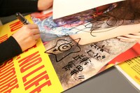タワーレコード秋葉原店の「NO ANIME, NO LIFE.×上坂すみれ」ポスターにサインする上坂すみれ。