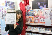 AKIHABARAゲーマーズ本店の「20世紀の逆襲」特設コーナーで記念撮影する上坂すみれ。