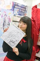 東京・AKIHABARAゲーマーズ本店にサインを寄せる上坂すみれ。