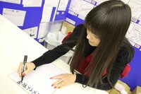 東京・アニメイト秋葉原にサイン色紙を寄せる上坂すみれ。