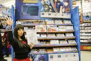 サイン色紙と絵馬を手に、アニメイト秋葉原店の「20世紀の逆襲」特設コーナーで記念撮影する上坂すみれ。