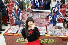 とらのあな秋葉原店Bの「20世紀の逆襲」特設コーナーで記念撮影する上坂すみれ。