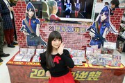 とらのあな秋葉原店Bの「20世紀の逆襲」特設コーナーで記念撮影する上坂すみれ。