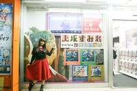とらのあな秋葉原店B店頭で記念撮影する上坂すみれ。