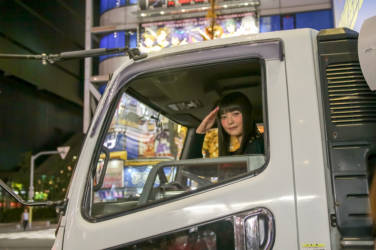 店舗回りを終えてイベント会場に向かう上坂すみれ。