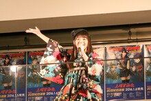 ステージから同志諸君に挨拶する上坂すみれ。