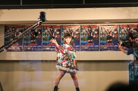 「来たれ！暁の同志」をパフォーマンスする上坂すみれ。