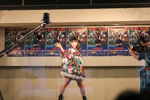 「来たれ！暁の同志」をパフォーマンスする上坂すみれ。