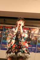 「20世紀の逆襲 第一章 ～紅蓮の道～」を歌う上坂すみれ。