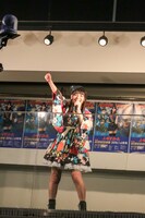 「生産！」「団結！」「反抑圧！」、「あけましておめでたく……ないよ、こらーっ！」を三唱する上坂すみれ。