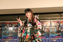 「Inner Urge」パフォーマンス中、同志諸君の撮影に応じる上坂すみれ。