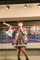 イベント終了を宣言する上坂すみれ。