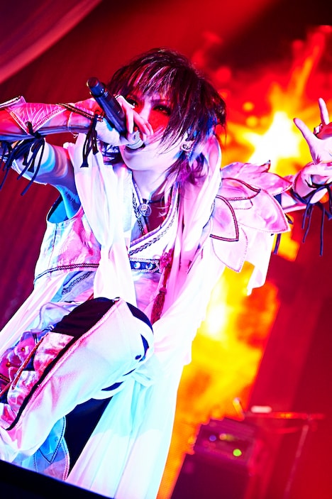 黒崎眞弥（Vo）（写真提供：B.P.RECORDS）