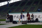 「平成28年 神戸市成人お祝いの会」でパフォーマンスする黒猫チェルシー。(写真提供:ソニー・ミュージックレコーズ)