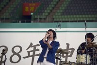 「平成28年 神戸市成人お祝いの会」でパフォーマンスする黒猫チェルシー。（写真提供：ソニー・ミュージックレコーズ）