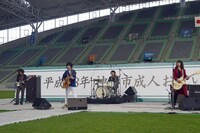 「平成28年 神戸市成人お祝いの会」でパフォーマンスする黒猫チェルシー。（写真提供：ソニー・ミュージックレコーズ）