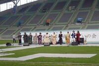 「平成28年 神戸市成人お祝いの会」で一本締めに参加する黒猫チェルシー。（写真提供：ソニー・ミュージックレコーズ）