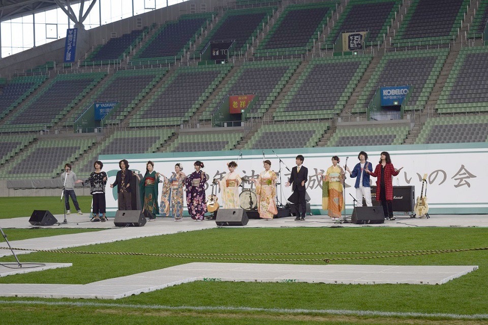 「平成28年 神戸市成人お祝いの会」で一本締めに参加する黒猫チェルシー。（写真提供：ソニー・ミュージックレコーズ）