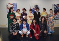 「平成28年 神戸市成人お祝いの会」の実行委員と記念撮影する黒猫チェルシー。（写真提供：ソニー・ミュージックレコーズ）