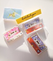 永原真夏の新曲「リトルタイガー」を収めたカセットテープ。