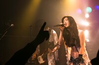 「MOMO ファースト・ライブ」の様子。（撮影：大島央照）