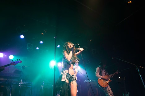 「MOMO ファースト・ライブ」の様子。（撮影：大島央照）