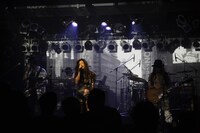 「MOMO ファースト・ライブ」の様子。（撮影：大島央照）