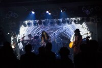 「MOMO ファースト・ライブ」の様子。（撮影：大島央照）