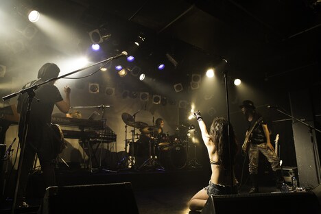 「MOMO ファースト・ライブ」の様子。（撮影：大島央照）