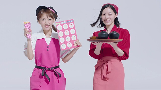 左から高橋みなみ、松井珠理奈。(c)AKS