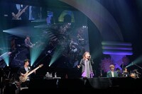 「夢ってどんな色してるの」を披露する渡辺美里とWEAVER。 （写真提供：EPICレコードジャパン）