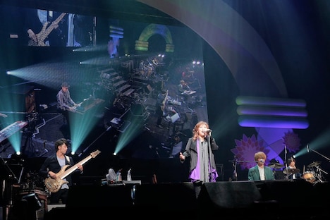 「夢ってどんな色してるの」を披露する渡辺美里とWEAVER。 （写真提供：EPICレコードジャパン）