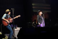 「Glory」を披露する渡辺美里とCaravan。 （写真提供：EPICレコードジャパン）