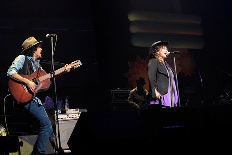 「Glory」を披露する渡辺美里とCaravan。 （写真提供：EPICレコードジャパン）