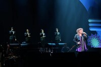 「オーディナリー・ライフ」を披露する渡辺美里とゴスペラーズ。 （写真提供：EPICレコードジャパン）