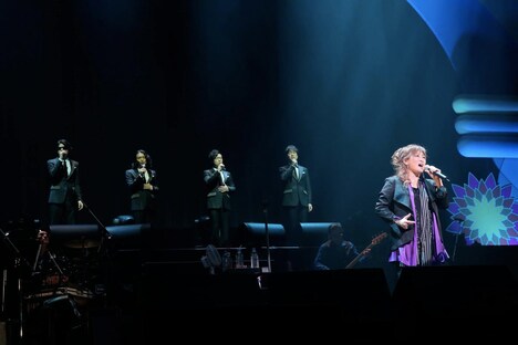 「オーディナリー・ライフ」を披露する渡辺美里とゴスペラーズ。 （写真提供：EPICレコードジャパン）