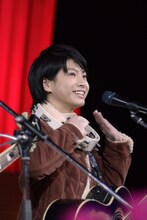 首にかけたタンバリンを叩く高田彪我。