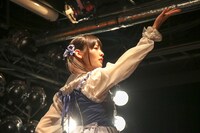 「20世紀の逆襲 第一章 ～紅蓮の道～」をパフォーマンスする上坂すみれ。