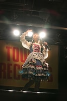 「20世紀の逆襲 第一章 ～紅蓮の道～」をパフォーマンスする上坂すみれ。