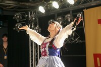 同志諸君と“1人ラーメンの快挙”を祝う上坂すみれ。